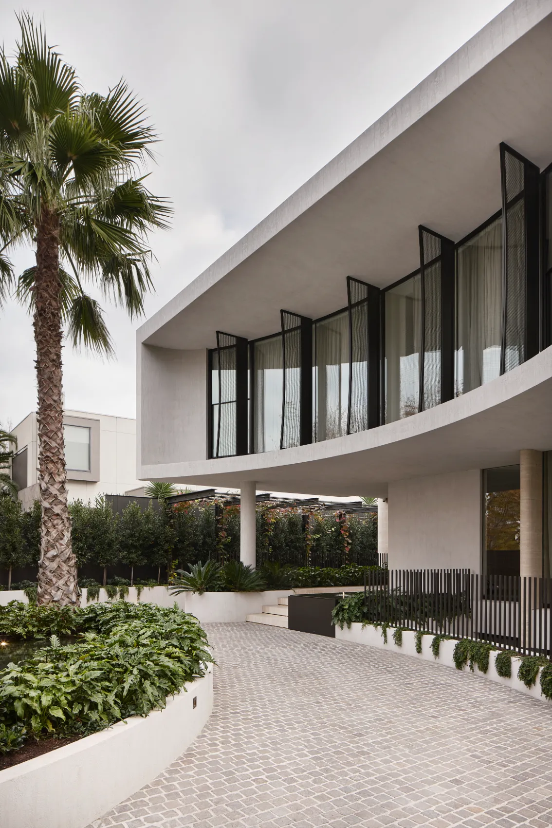 Brighton Sands modern luxury residence with curved architecture