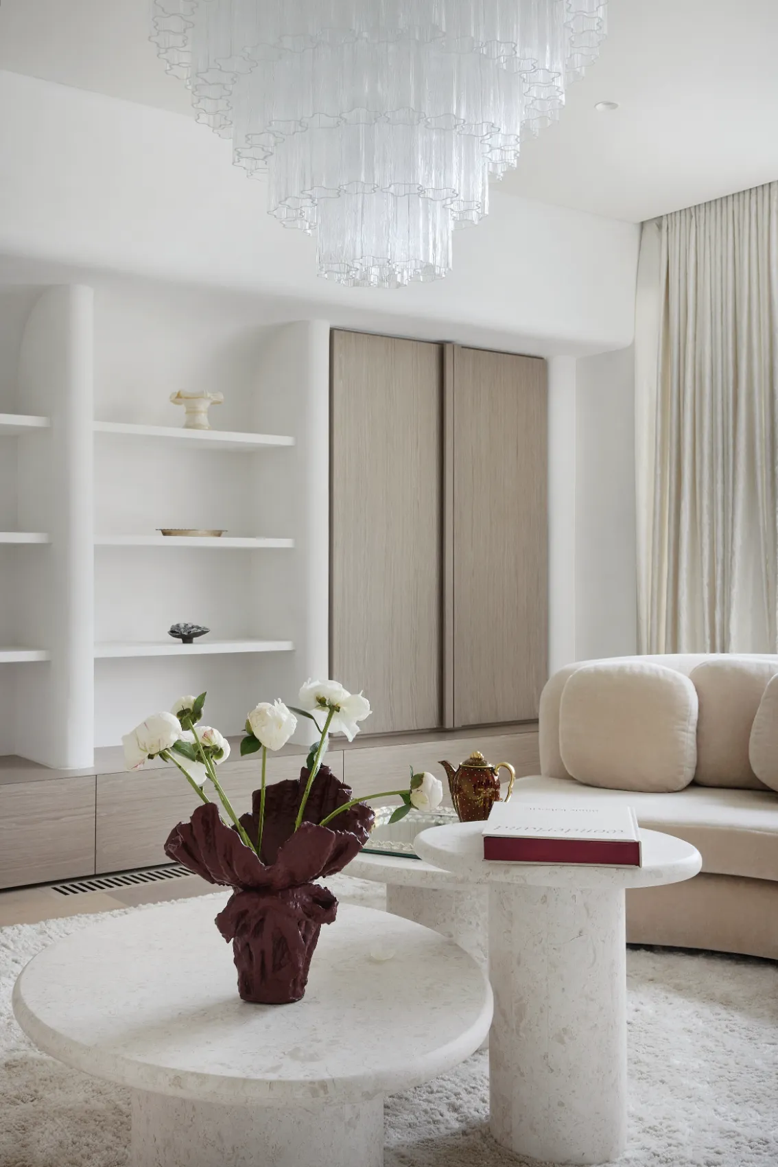 Living room with glass chandelier and white roses